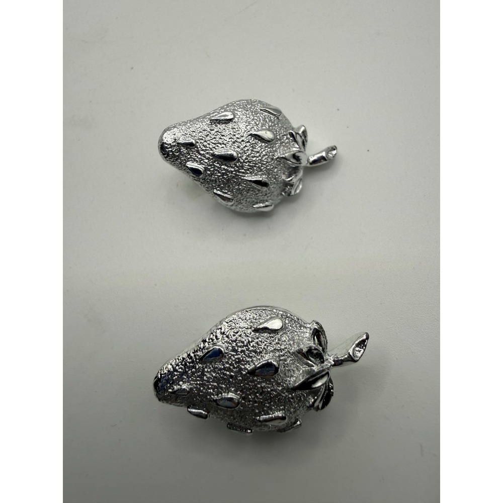Vintage Silver Tone Strawberry Clip On‎ Earrings Textured Fruit Motif Jewelry